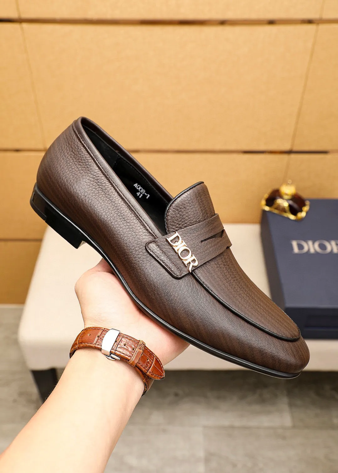 Men's shoes 💰442 💐 Product trademark: Dior "Dior" casual leather shoes Regular size: 38-44 (45🉑️customized) Product materials: Selected first-layer pebbled cowhide leather upper imported from Italy, imported water-dyed 🐂 cowhide lining. Strong three-dimensional visual effect, rubber outsole Color: 1⃣️color optional